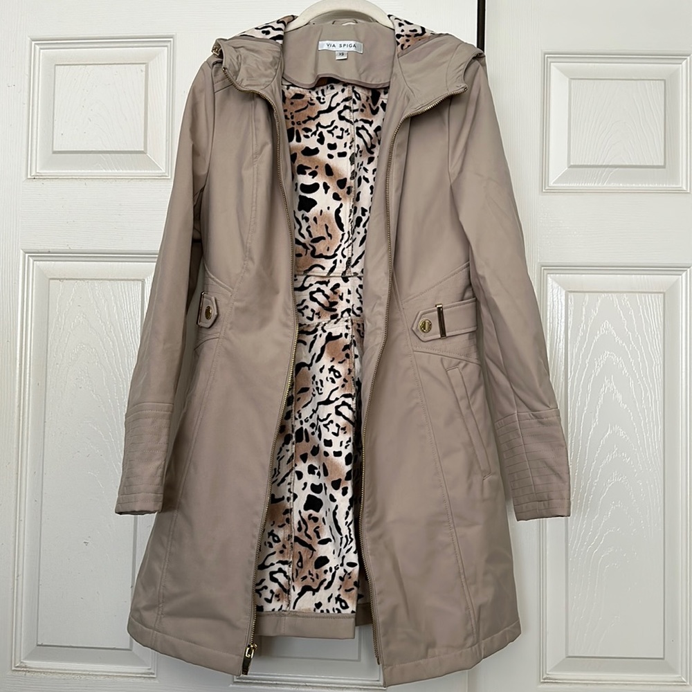 Via Spiga tan raincoat with cheetah print lining
